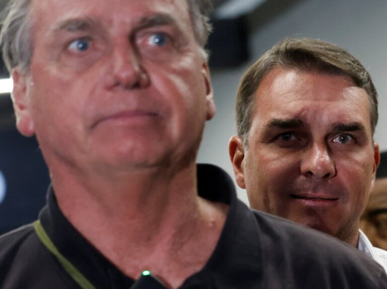 8% acham que Bolsonaro deveria apoiar Flávio; veja outros cenários