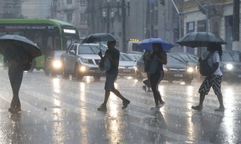 Última semana do verão terá frente fria no Sul e tempo abafado, com chuva, em SP